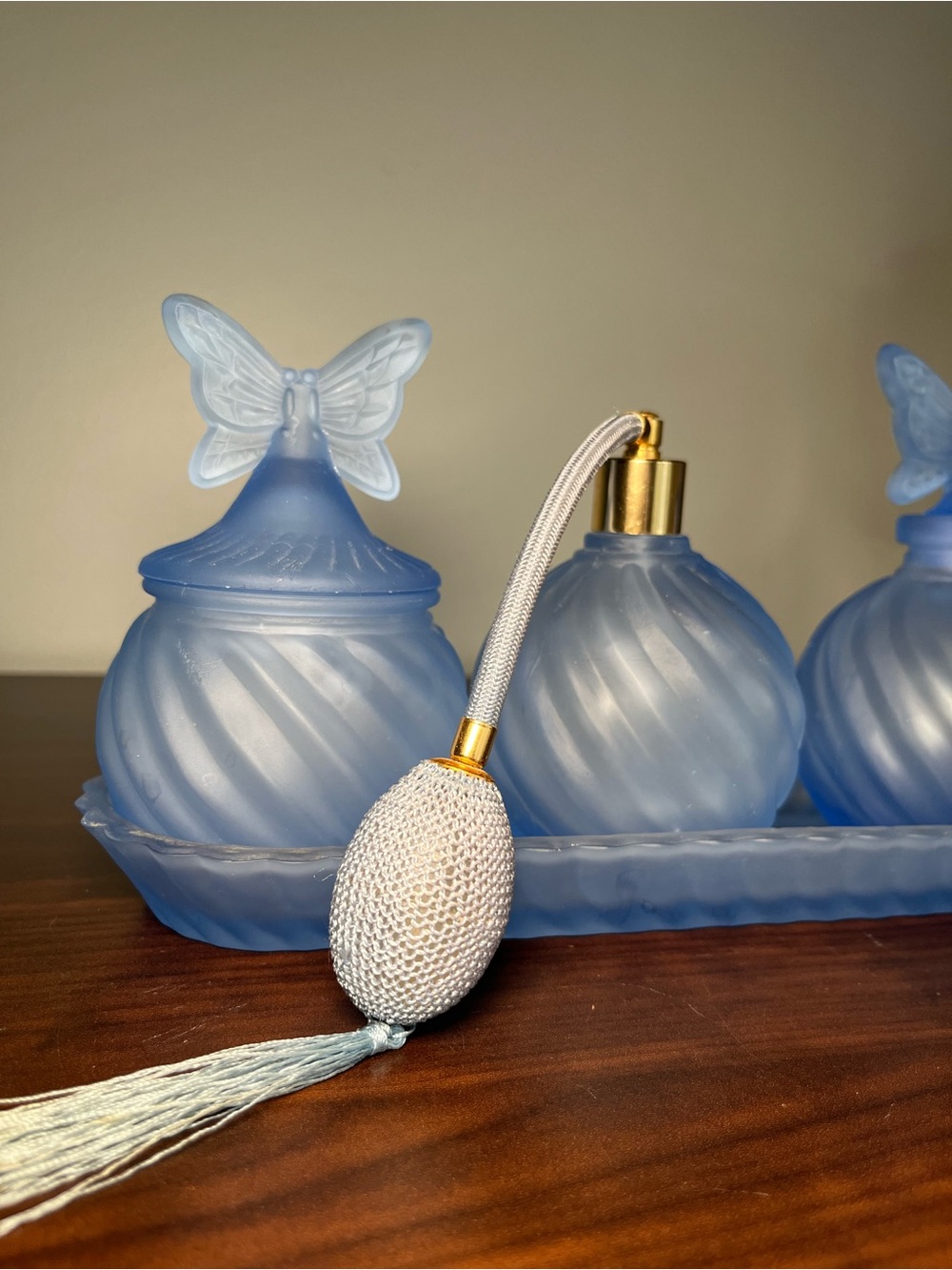 Vtg Vanity Set Frosted Glass Butterfly β’ Perfume Atomizer Powder Jar Hollywood - Picture 6 of 15